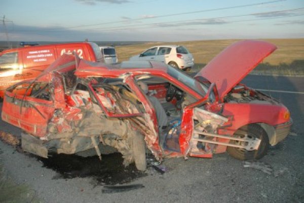 Curbă periculoasă: Un şofer s-a răsturnat cu maşina în câmp, la Sibioara
